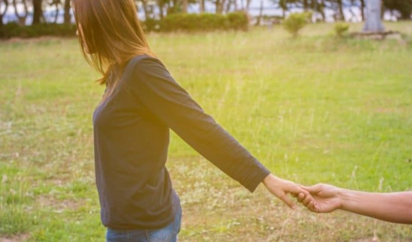 un homme et une femme se tenant la main