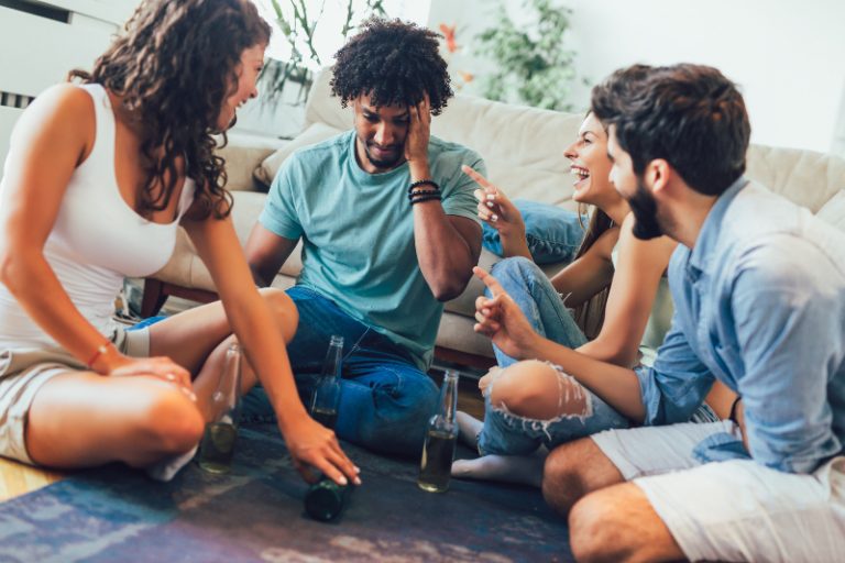 un groupe de jeunes jouant à «action ou vérité»