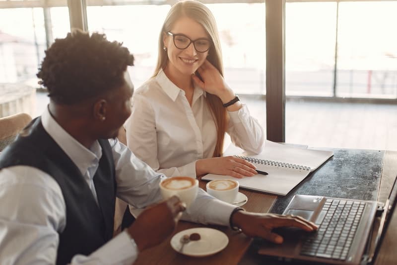 un homme et une femme s'assoient et parlentun homme et une femme s'assoient et parlent