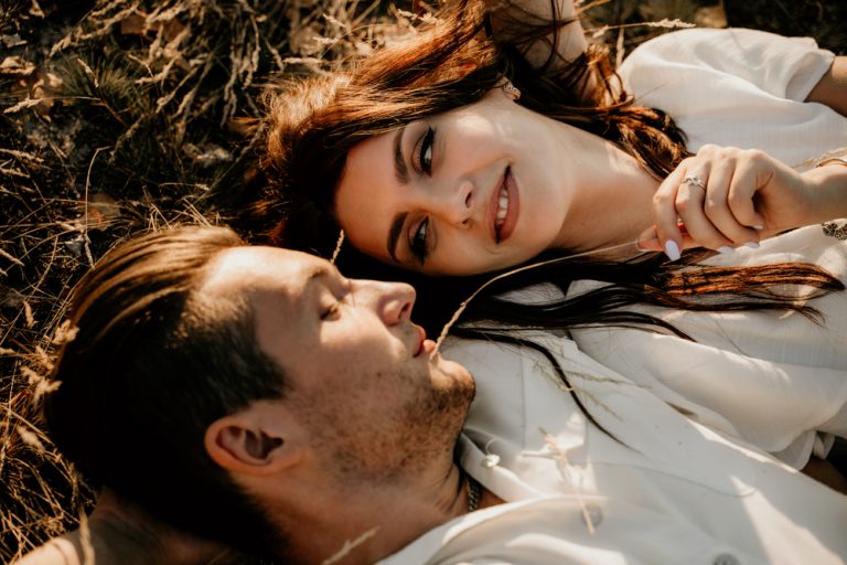 un heureux couple aimant couché dans l'herbe