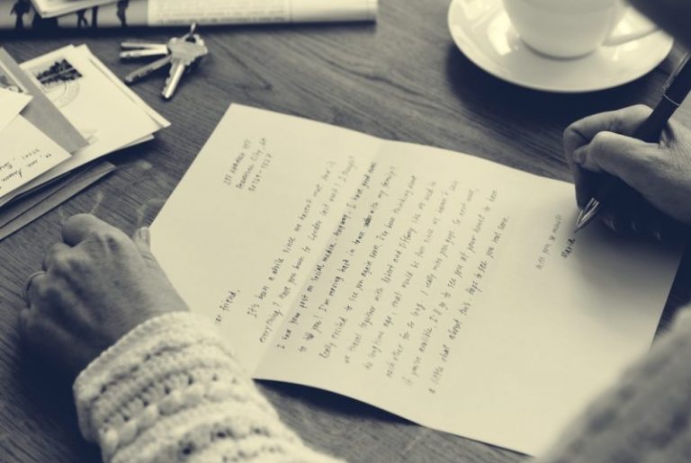 la personne écrit la lettre