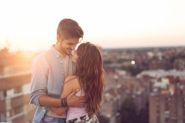 un homme et une femme embrassant