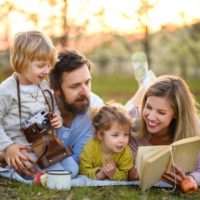 la famille est allongée sur l'herbe