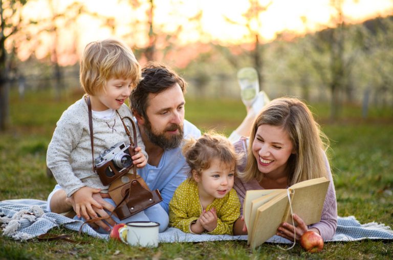 la famille est allongée sur l'herbe