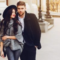 un homme et une femme marchent dans la rue