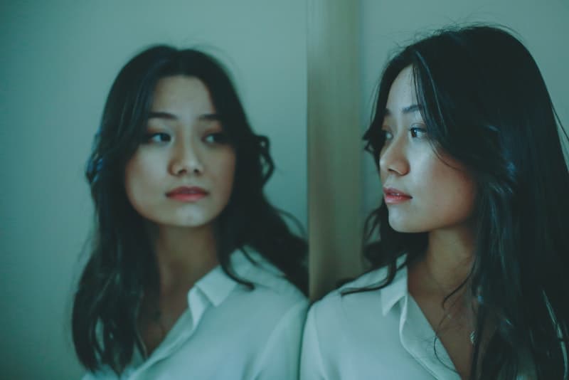 la triste femme chinoise regarde dans le miroir