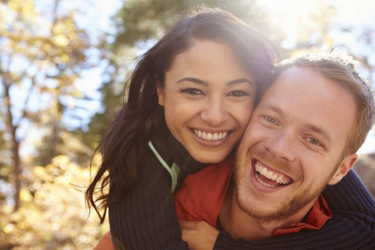 un couple aimant souriant dans une étreinte