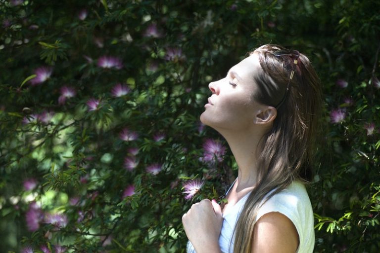 une femme calme jouit sous un arbre qui a fleuri