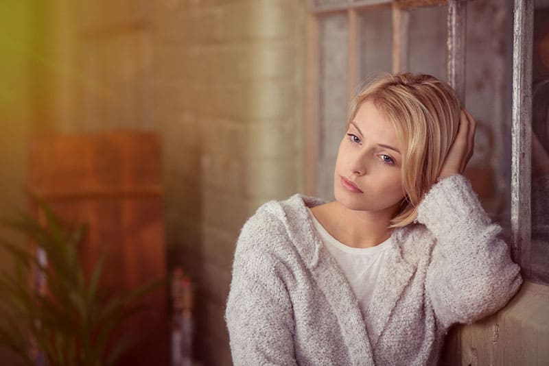 Femme blonde triste regardant à distance