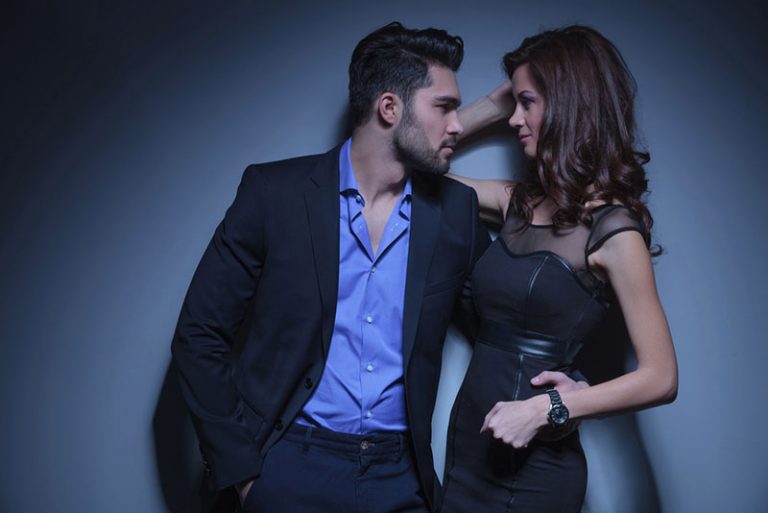 bel homme flirter avec femme