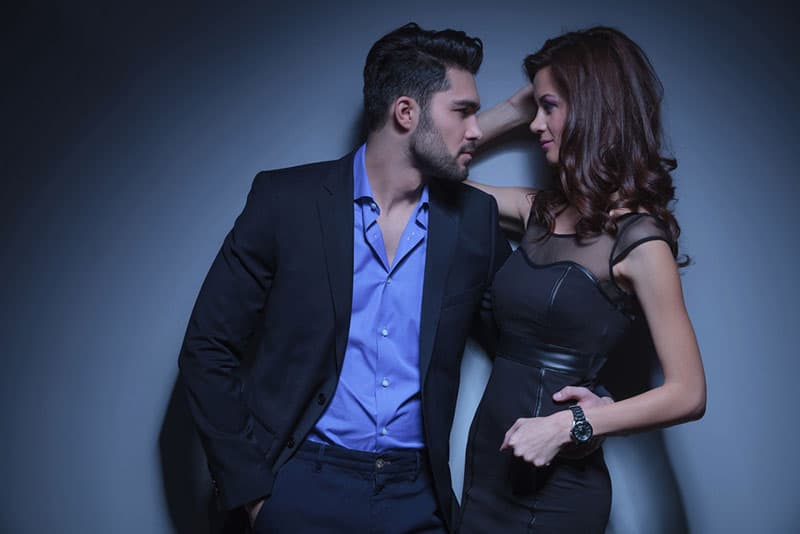 bel homme flirter avec femme
