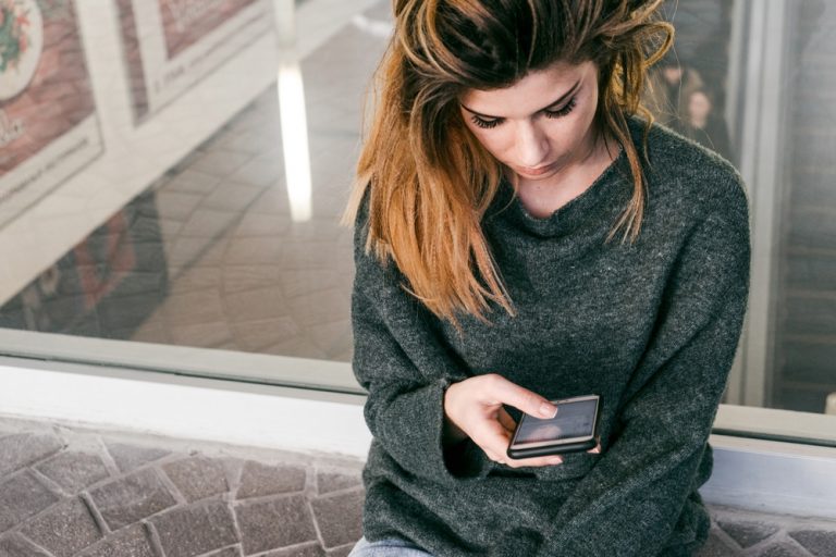 fille triste utilise un smartphone