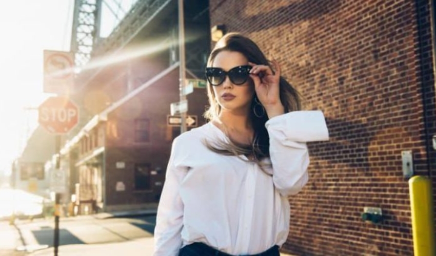 une femme avec des lunettes