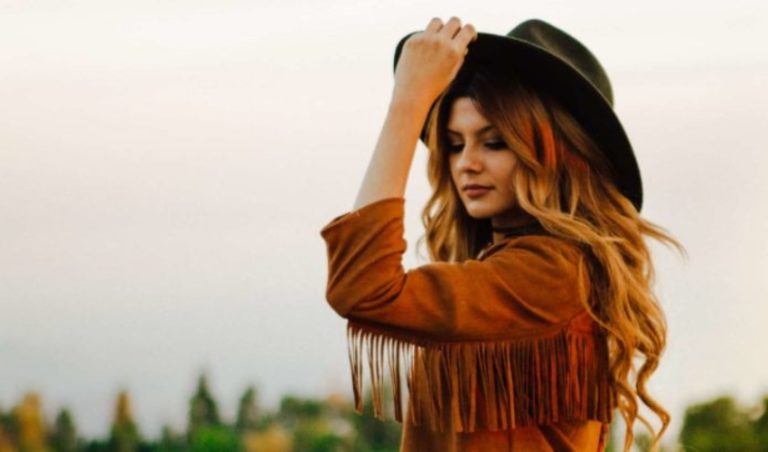 une femme avec un chapeau sur la tete