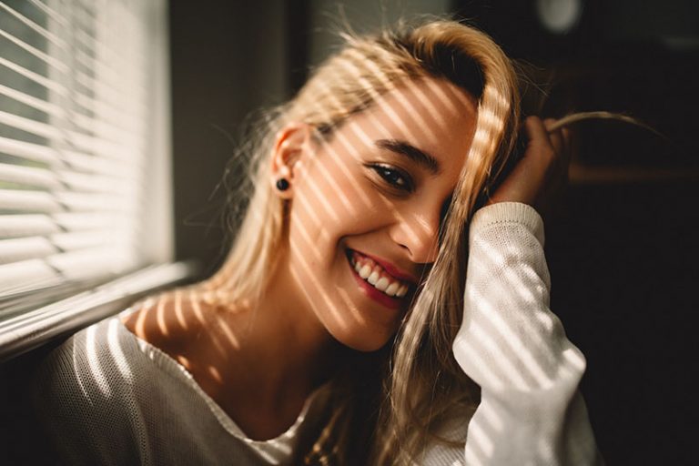 jeune femme blonde souriante
