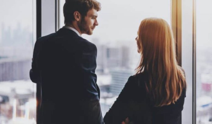 un homme et une femme se tiennent cote a cote