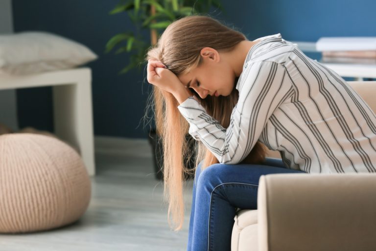 une femme déçue avec la tête baissée