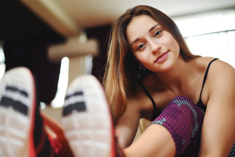une femme brune avec un sourire