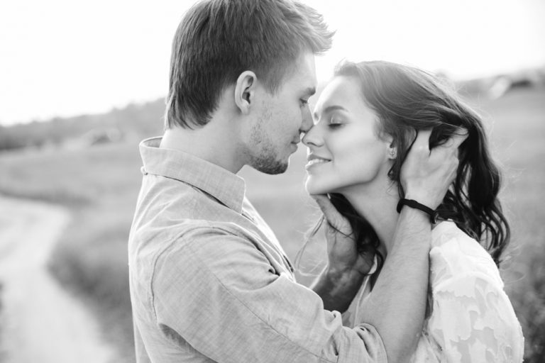 un homme et une femme veulent s'embrasser