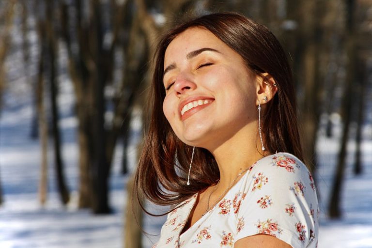 femme heureuse souriante