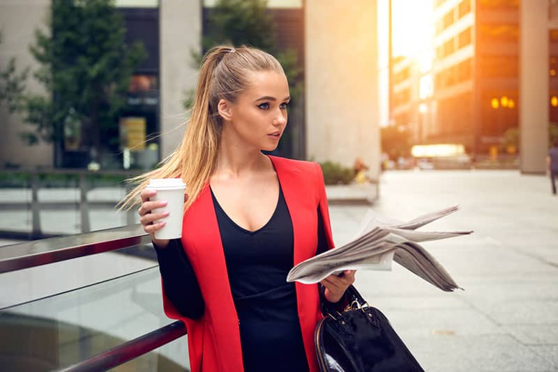 sérieux, jeune femme, debout, extérieur
