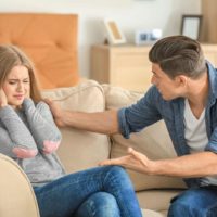 homme criant à la fille qui pleure