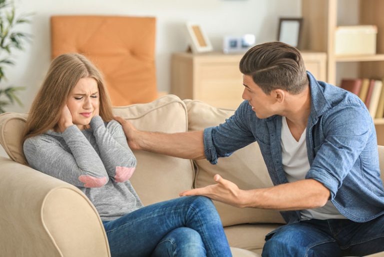 homme criant à la fille qui pleure