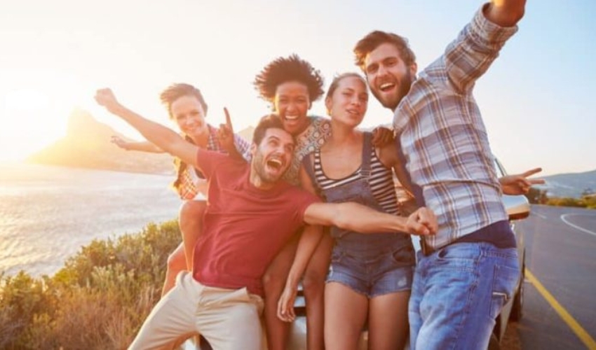 des amis prennent des photos a cote de la voiture