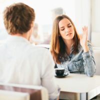 un homme et une femme se disputent autour d'un café