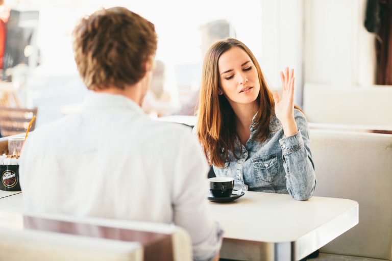 un homme et une femme se disputent autour d'un café