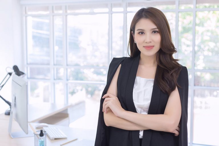 une femme affirmée posant