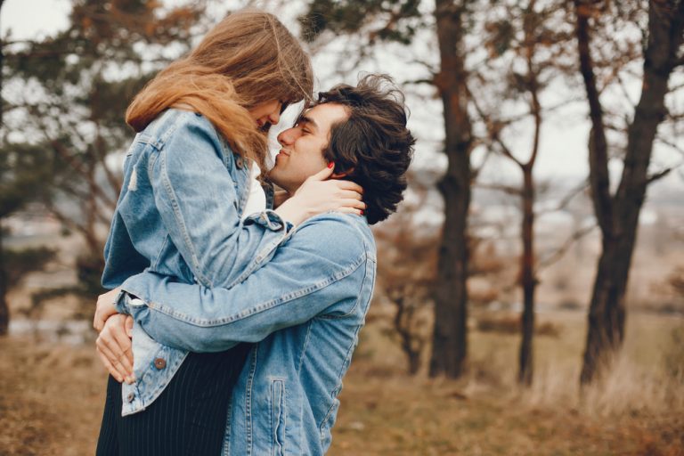un homme porte une femme et l'embrasse