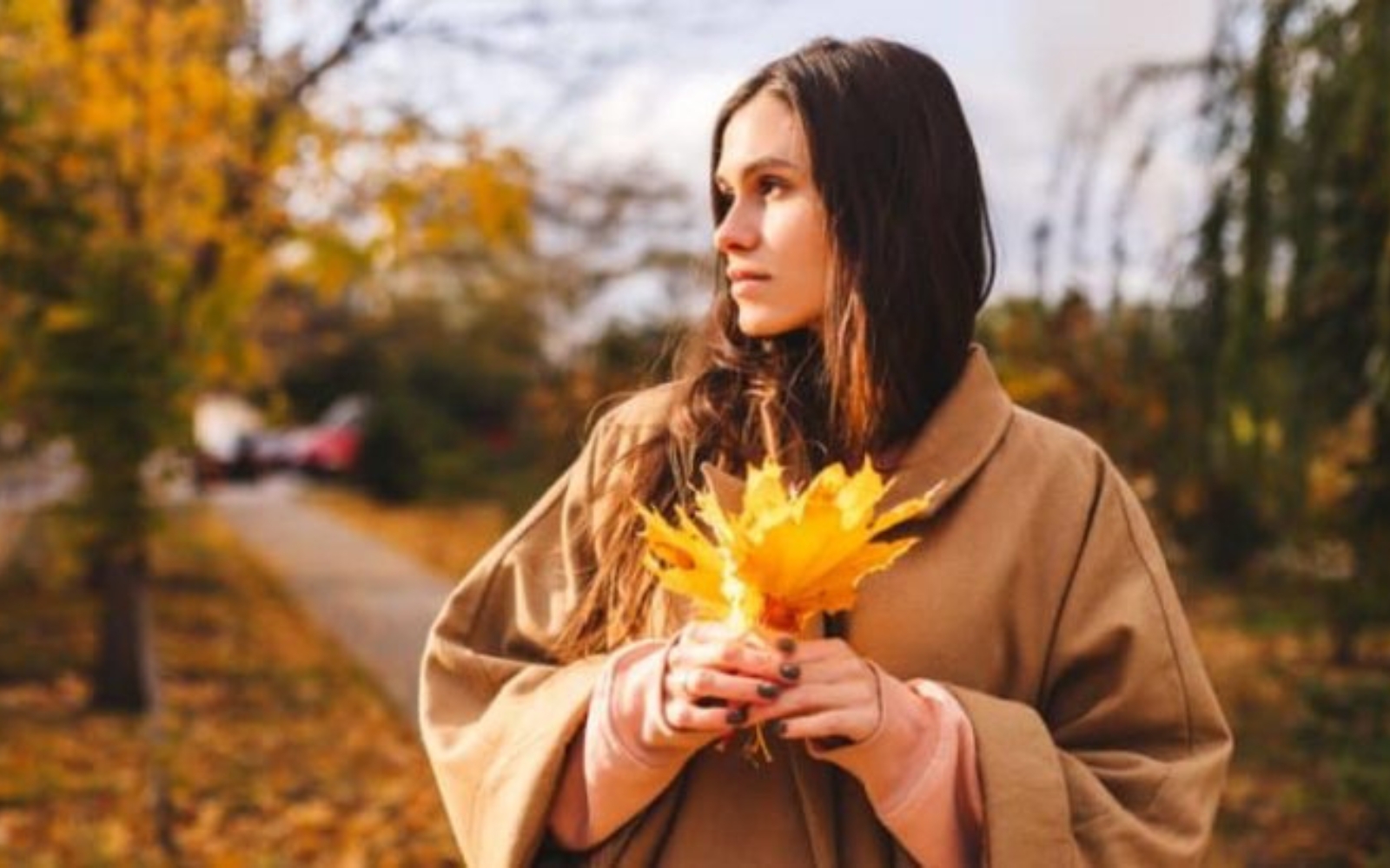 une femme avec une feuille a la main