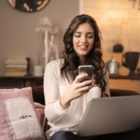 la femme écrit au téléphone