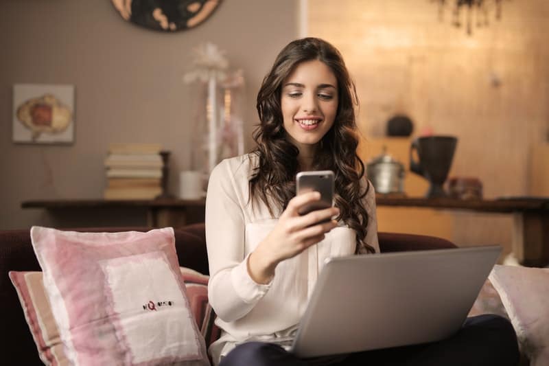 la femme écrit au téléphone
