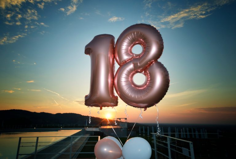 des ballons pour la fête à l'occasion du dix-huitième anniversaire