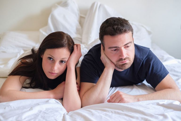 malheureux couple allongé sur le lit