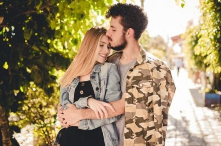 lhomme a etreint la femme