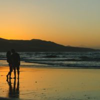 couple romantique s'embrassant sur la plage