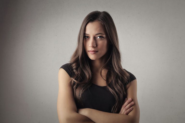 femme confiante posant