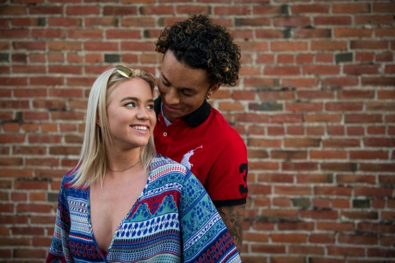 Portrait d'un couple d'amoureux souriant