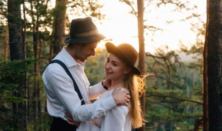 un homme et une femme avec des chapeaux sur la tete