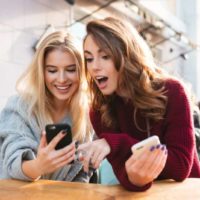 une femme avec un ami regarde le téléphone