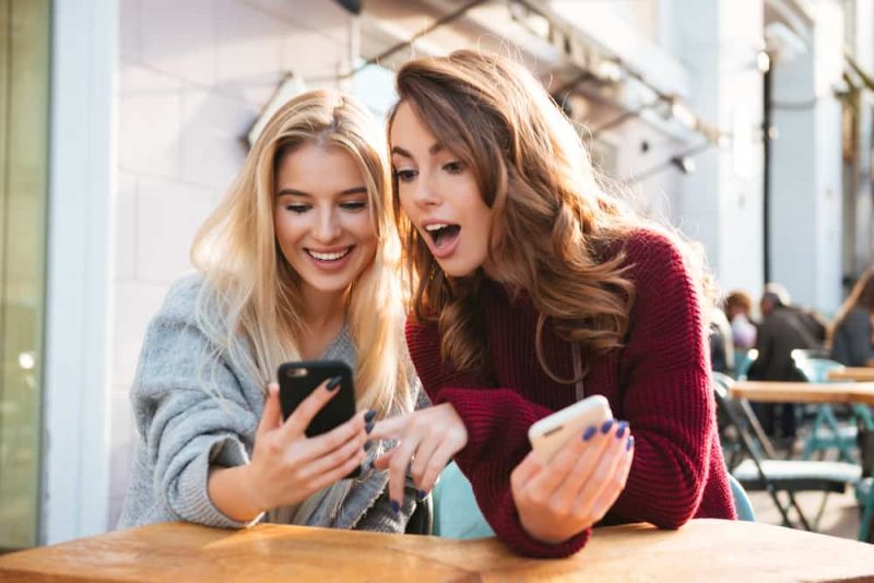 une femme avec un ami regarde le téléphone