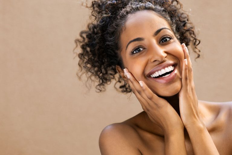 femmes magnifiques posant avec le sourire