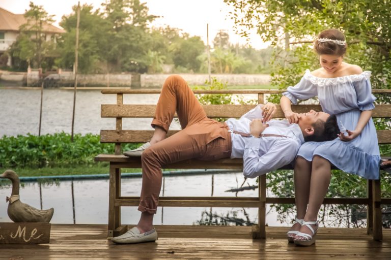 un beau jeune couple assis sur un banc et bénéficiant d'une caresse