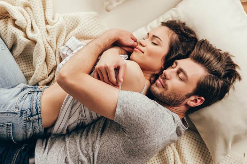 Un couple enlacé sur le canapé