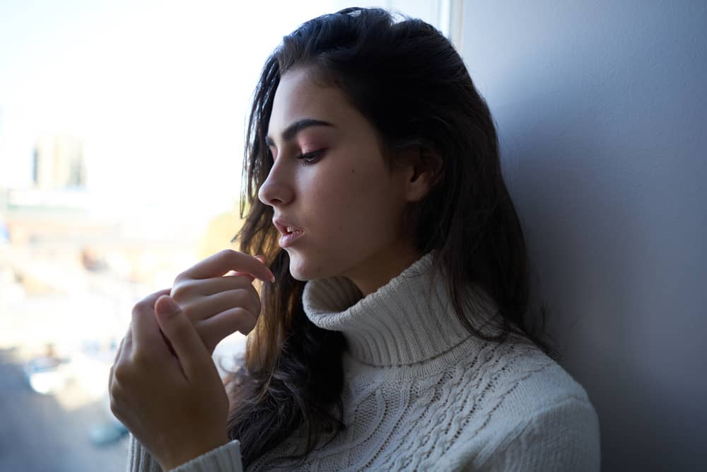 Un portrait d'une femme brune déprimée et triste