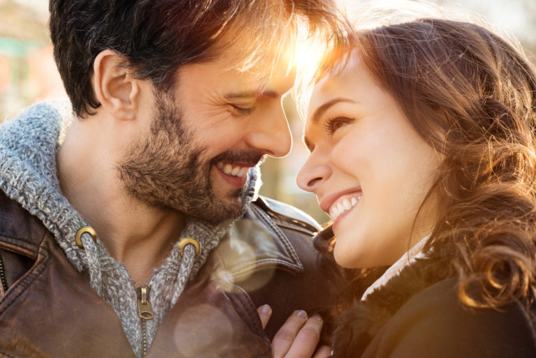 un couple souriant embrassant regarde et rit