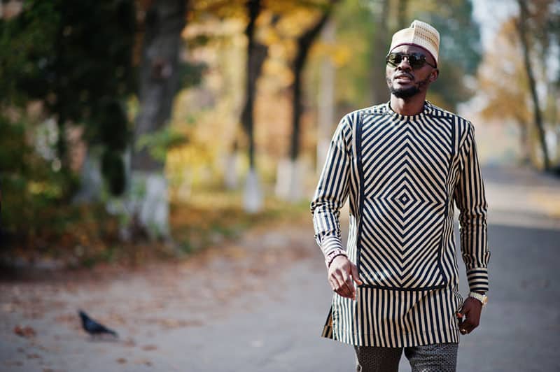 bel homme afro-américain marchant en plein air